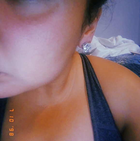 CZ square blingy stud earrings - Picture 4 of 4